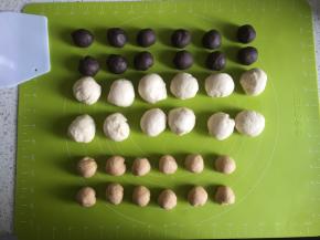 再把每一种面团分别等分为12个小面团，翻出光滑面，滚圆