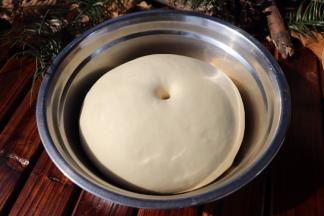 发酵至1.5-2倍大，手指在中间戳一个洞不会回缩即可