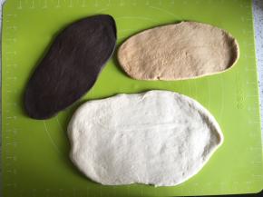 取出面团排出气体，盖上保鲜膜松弛10分钟，把三种面团分别擀扁