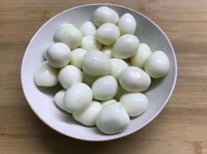 把煮熟的蛋剥去外壳。