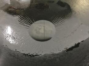 锅中倒入适量油。