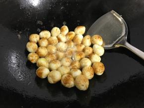 煎至两面金黄色后捞出待用。