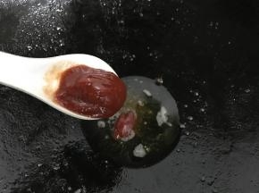 锅中留底油，放入蕃茄酱、生抽、醋、糖。