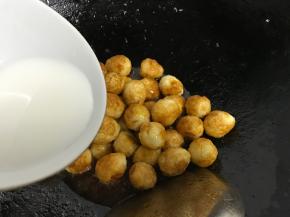 倒入锅中勾芡。