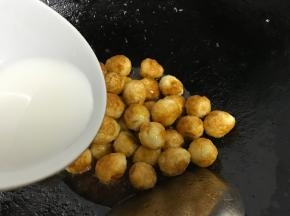 倒入锅中勾芡。