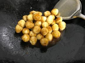 放入炸好的鹌鹑蛋，让鹌鹑蛋裹上糖醋汁。