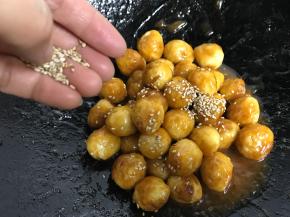 出锅前撒上白芝麻即可。