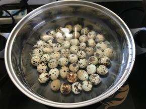 鹌鹑蛋洗净后冷水入锅，煮熟。