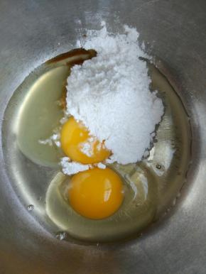 2个全蛋加入30克糖粉，用蛋抽搅匀打散。