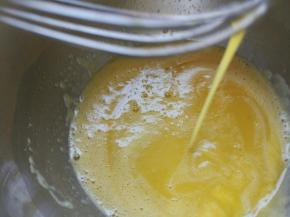 打到直线流淌的状态，在加入210克纯牛奶搅拌均匀。