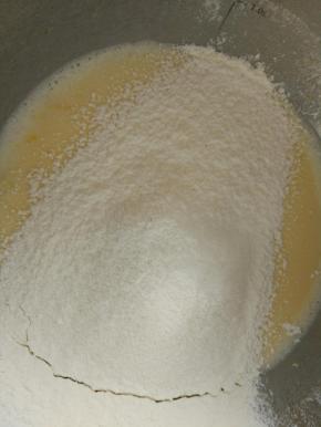 筛入低筋面粉用蛋抽搅拌均匀，这一步不要画圈搅拌，避免面粉起筋。