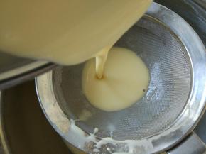 如果面粉潮湿会起很多小颗粒，可以用网筛过滤一下。