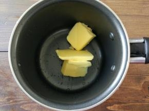 20克黄油放入奶锅中。