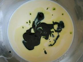 混合好的黄油和抹茶部分，加入到刚才过滤好的面糊中搅拌均匀。