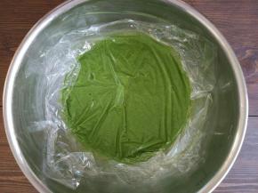 用保鲜膜贴面，放入冰箱冷藏静至30分钟。