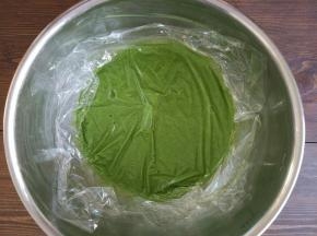 用保鲜膜贴面，放入冰箱冷藏静至30分钟。