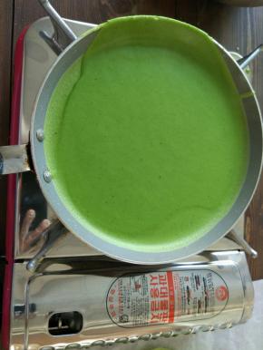 取出面糊，平底不沾锅中倒入适量面糊，小火煎皮。要煎的薄一点，面糊可以稍微稀一点，用手晃动锅的把手，让面糊均匀铺满锅底，一定要用最小火防止糊底。