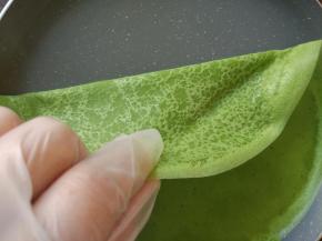 用手轻轻取下来。