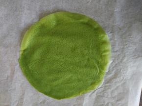 煎好的饼皮铺在油纸上，当天不用可以用保鲜膜包起来放入冰箱冷藏，可保存2-3天。