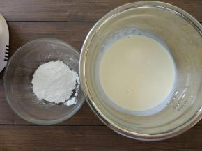 淡奶油加入糖粉打发。