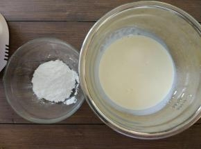 淡奶油加入糖粉打发。