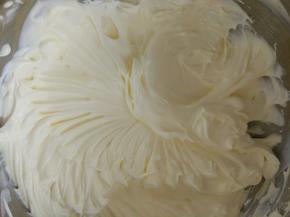 8分发状态，淡奶油不能打的太软了，卷的时候容易，打滑。