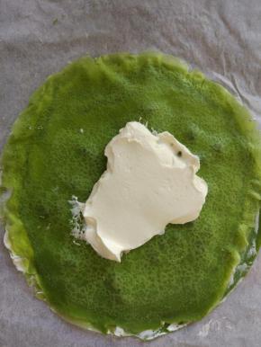 取一个煎好的千层皮，放入适量的淡奶油。