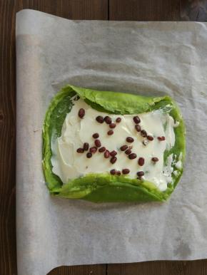 重复步骤，用了4张饼皮。卷的时候先把两边卷起一部分，在换个方向，油纸下面垫一个擀面棍方便卷起。