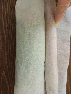 慢慢的抬起油纸像前卷，最后用擀面棍收紧，打开看一下两边如果有漏出的地方，可以用手往里塞一下。卷好以后放入冰箱冷藏2小时以上，让它定型以后才能切。