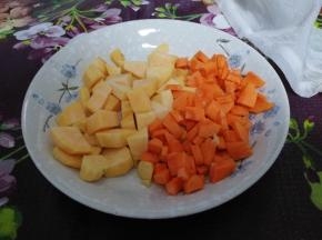 红薯洗净切小块，胡萝卜洗净切丁