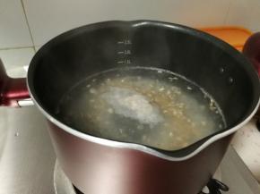 水开放入大米燕麦，盖锅盖煮10分钟
