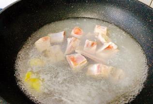 排骨冷水下锅， 放入两片姜，