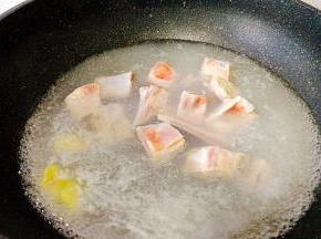 排骨冷水下锅， 放入两片姜，