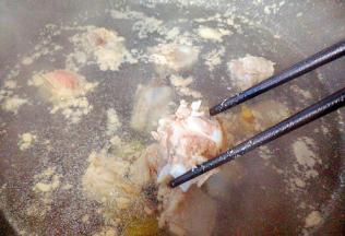 煮出浮沫后捞出