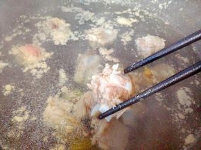 煮出浮沫后捞出