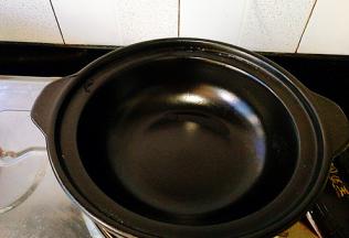 准备一口干烧锅，这种锅烧出来特别香