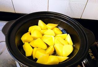 放入土豆块进去煎，
