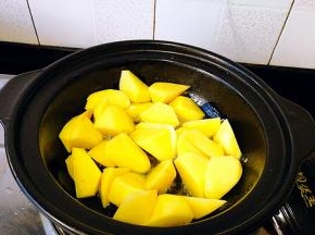 放入土豆块进去煎，