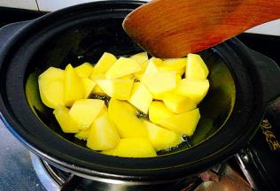 煎至土豆微微发黄