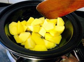 煎至土豆微微发黄