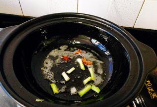 锅里留油放入葱白段 ，八角爆香