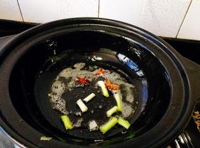 锅里留油放入葱白段 ，八角爆香