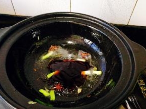 陆续加入料酒，蚝油，生抽