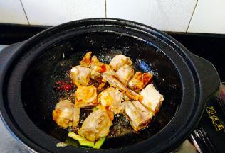 加入排骨，快速翻炒