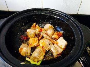 加入排骨，快速翻炒