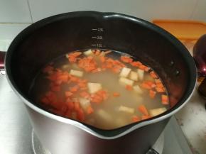 10分钟后加入红薯胡萝卜