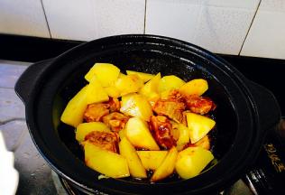 再加入土豆块翻炒