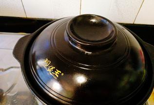 盖上盖子，小火焖烧15分钟，期间要翻底