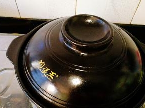 盖上盖子，小火焖烧15分钟，期间要翻底