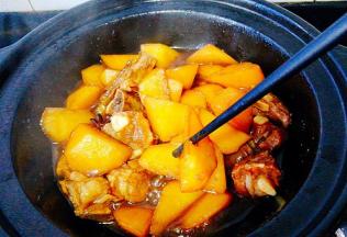 土豆用筷子插，如图已熟，不要煮太烂，这样口感刚刚好，关火